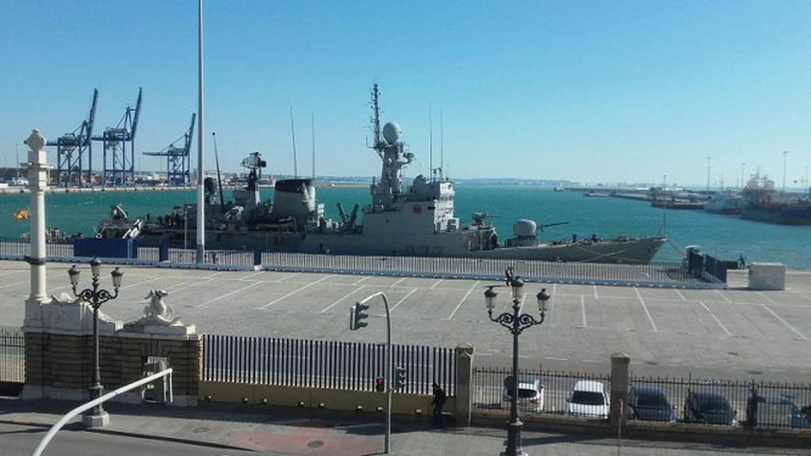 El barco, atracado ya en el puerto de la ciudad.