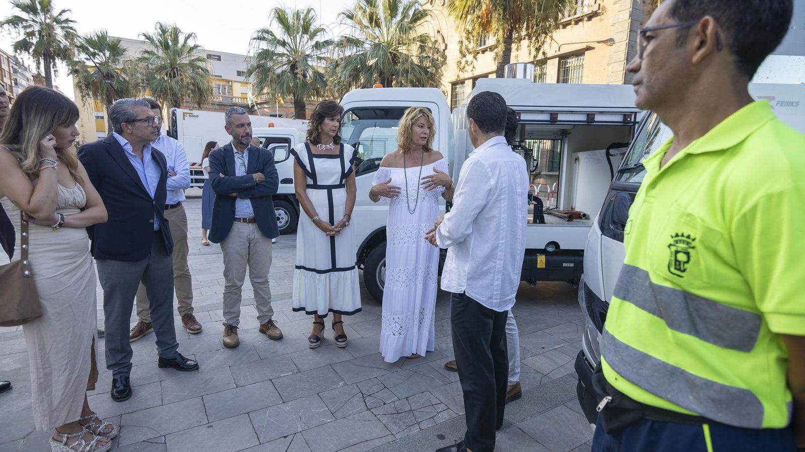 Representantes institucionales en la entrega de los vehículos.