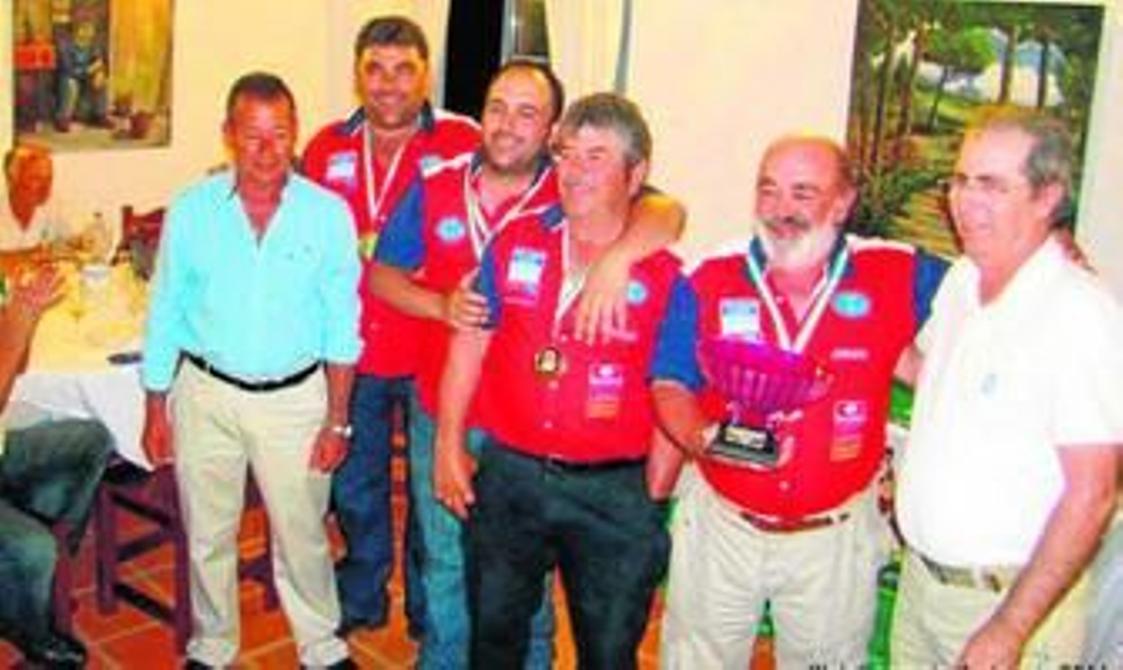 Los integrantes del equipo ayamontino de Isla Canela posan con el trofeo que les acredita como campeones.