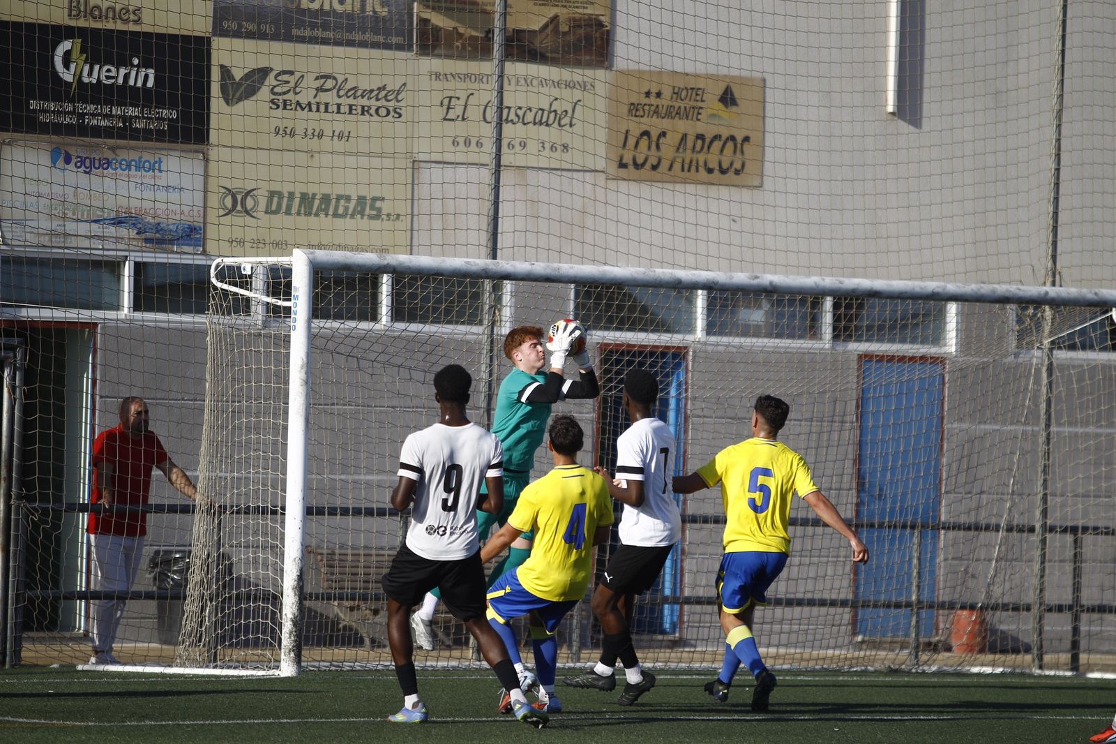 El guardameta cañaero detiene un balón durante un encuentro en casa de la presente temporada.