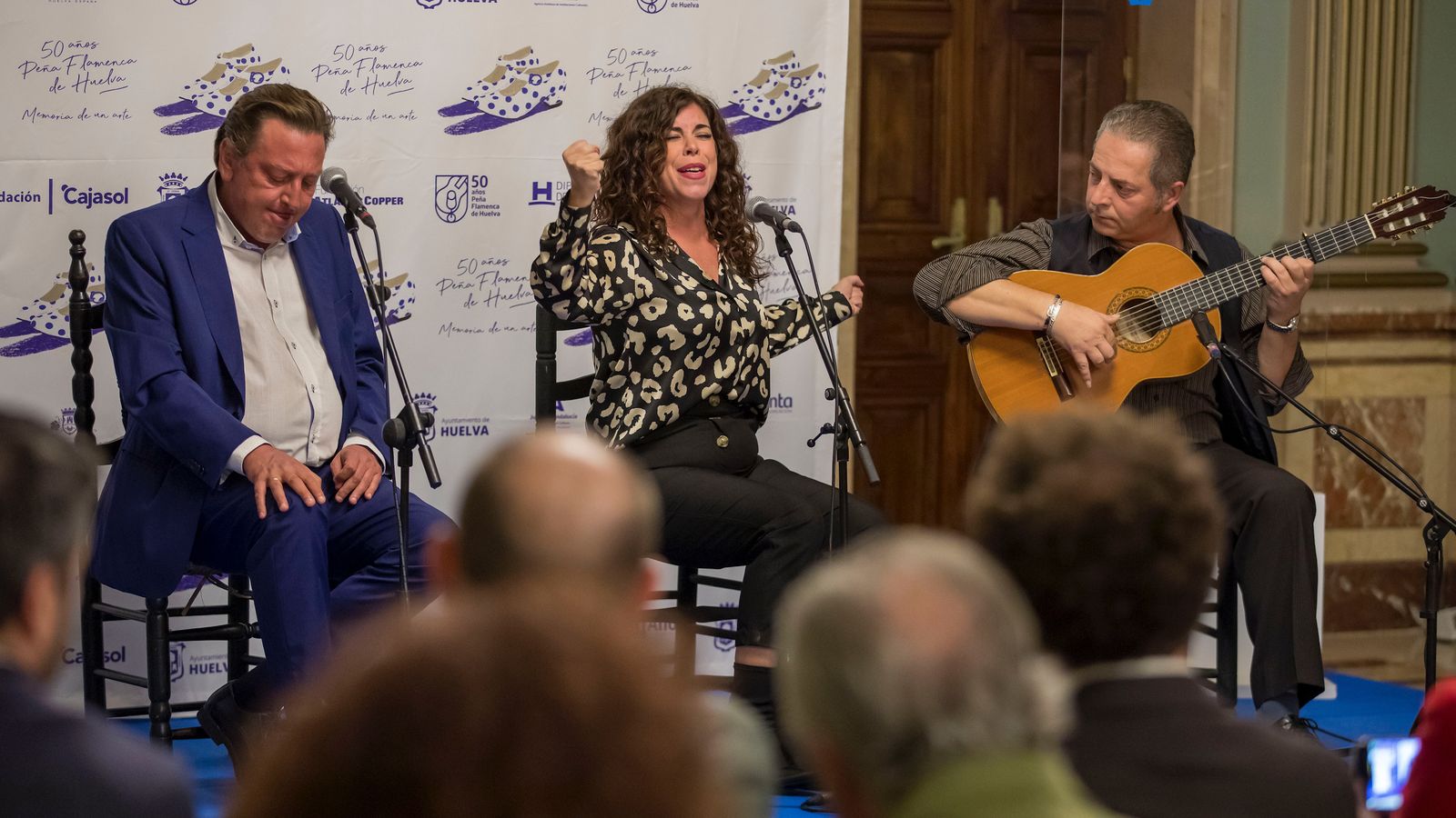 Actuación de la Peña Flamenca en la presentación de su obra.