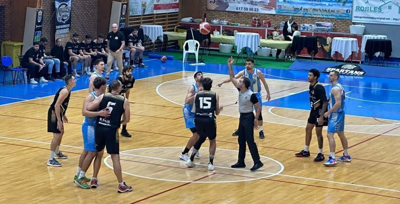 Espadiña y Díaz, en un salto inicial; al fondo, Juan Antonio Cabeza