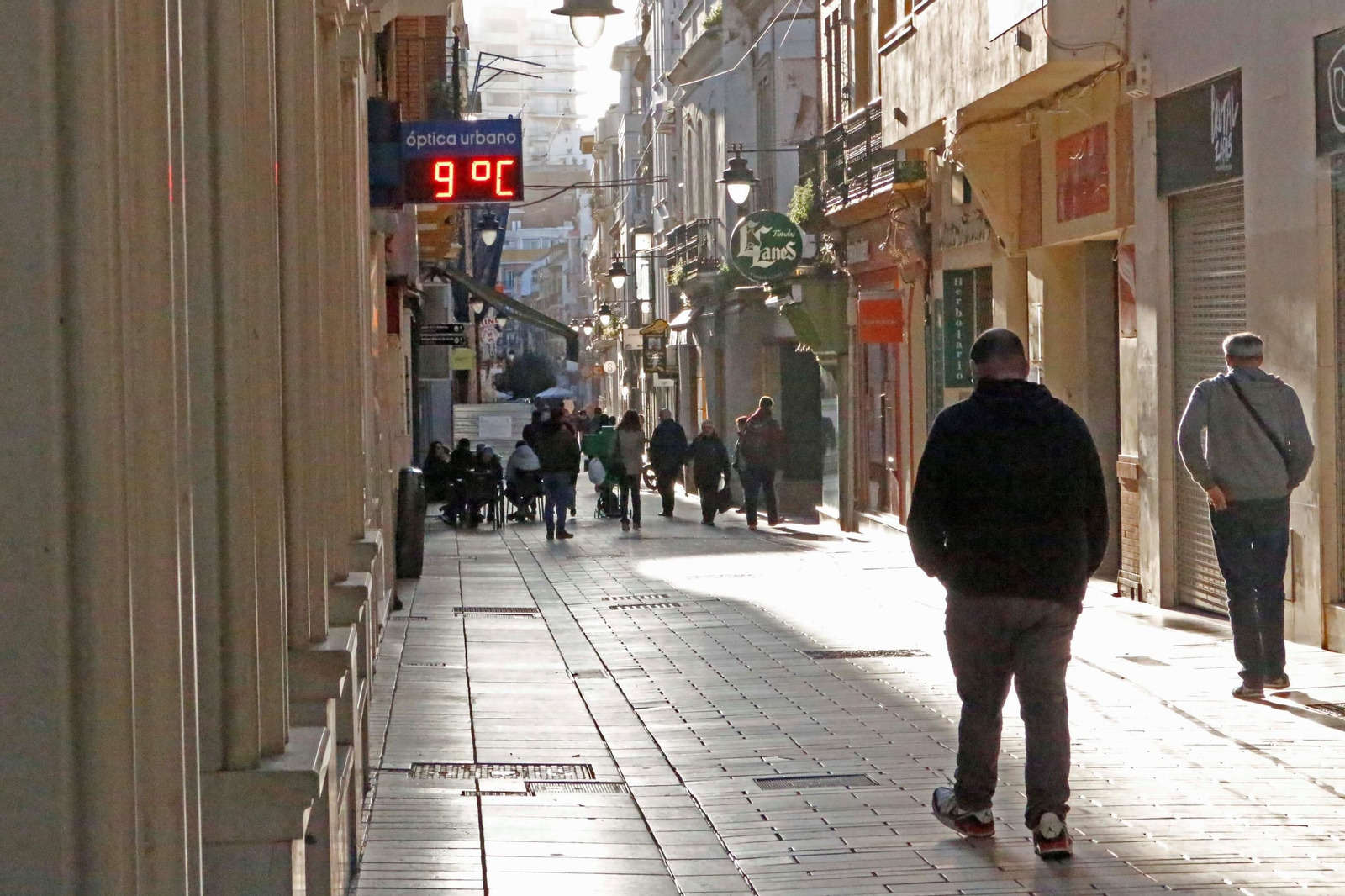 Ciudadanos caminan por una céntrica calle de Huelva