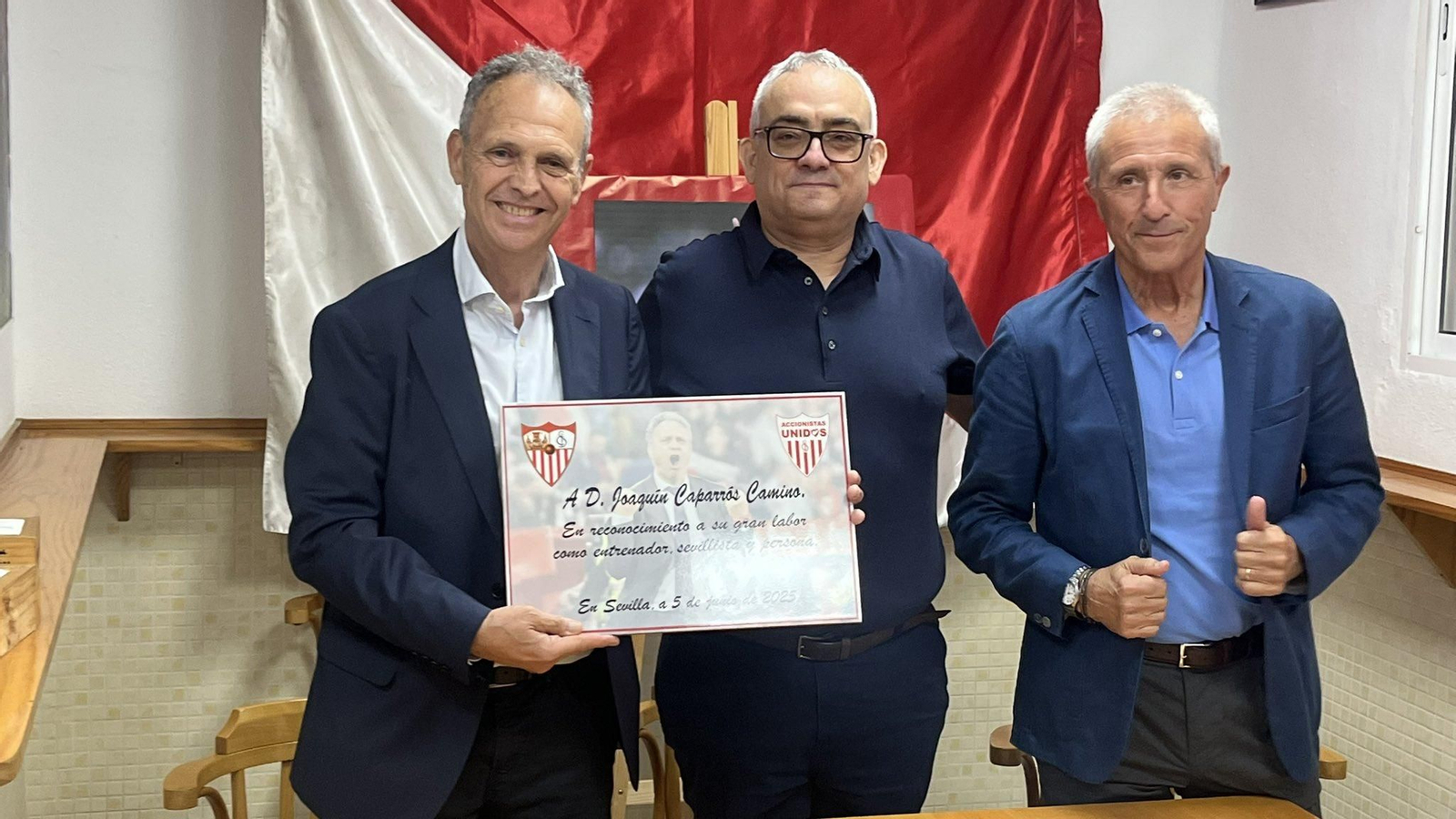 Joaquín Caparrós posa junto a Joaquín González Stetzelberg y Pablo Blanco en la Peña Al Relente.
