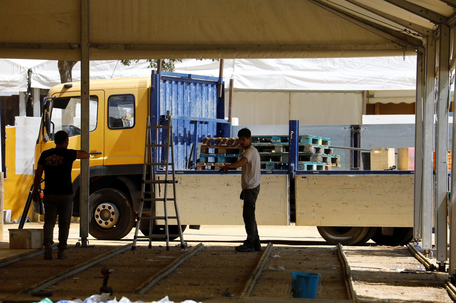 El desmontaje de las casetas y atracciones de la Feria de Córdoba, en imágenes
