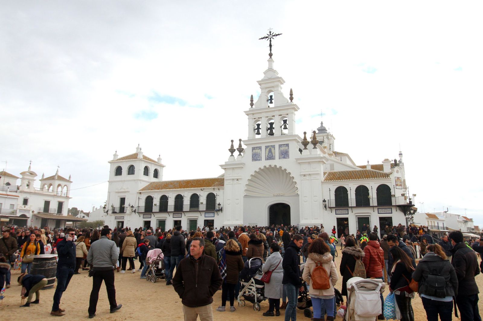 El Rocío celebra La Candelaria con la presentación de los niños a la Virgen, en imágenes