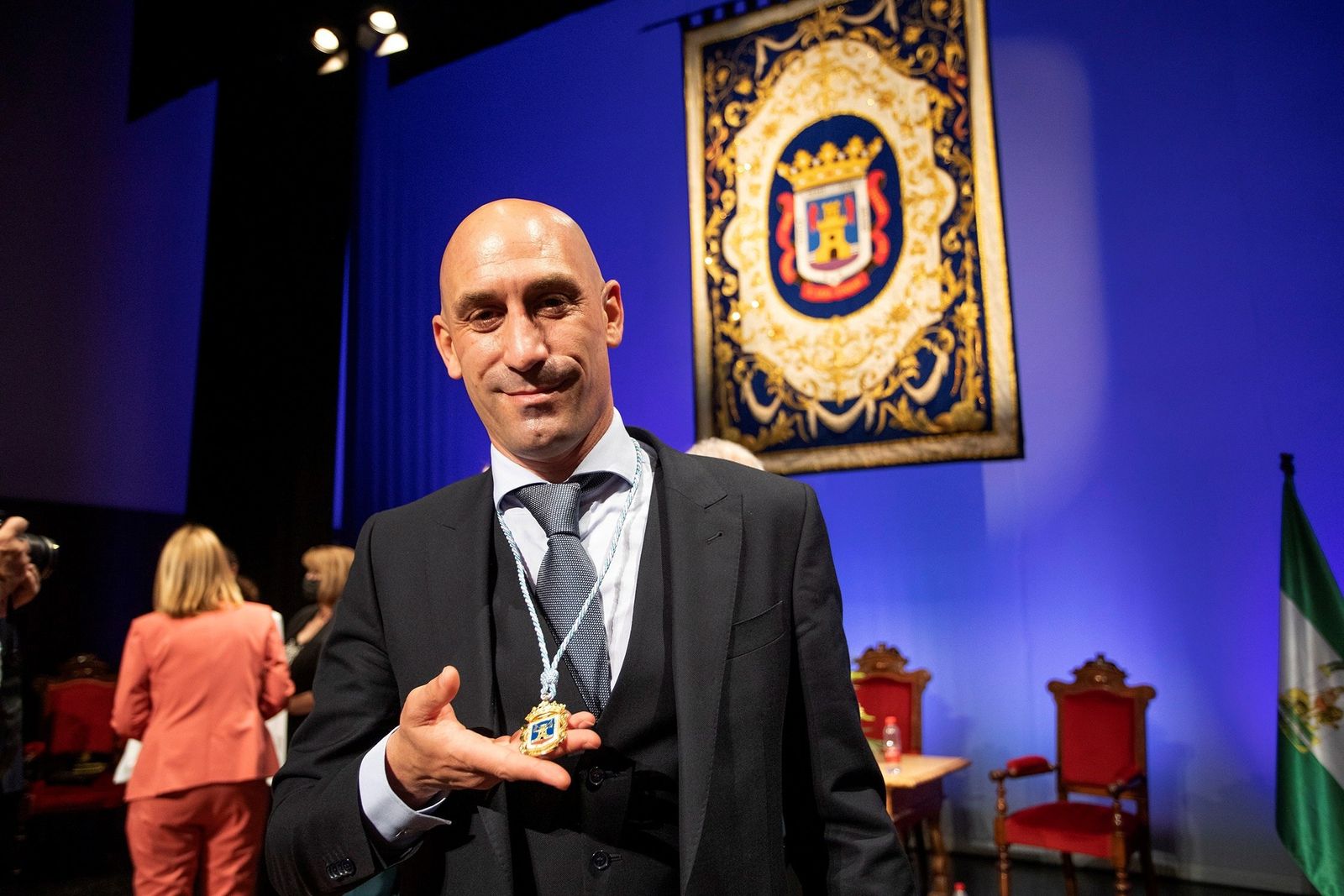 El expresidente de la RFEF, Luis Rubiales, posa junto a la medalla de Oro de Motril