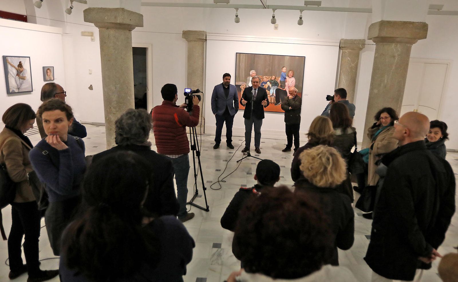 Un instante de la inauguración de la muestra de Pepe Baena.