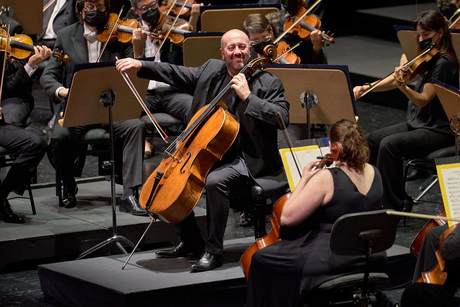 Enrico Dindo actuó como solista y director junto a la ROSS.
