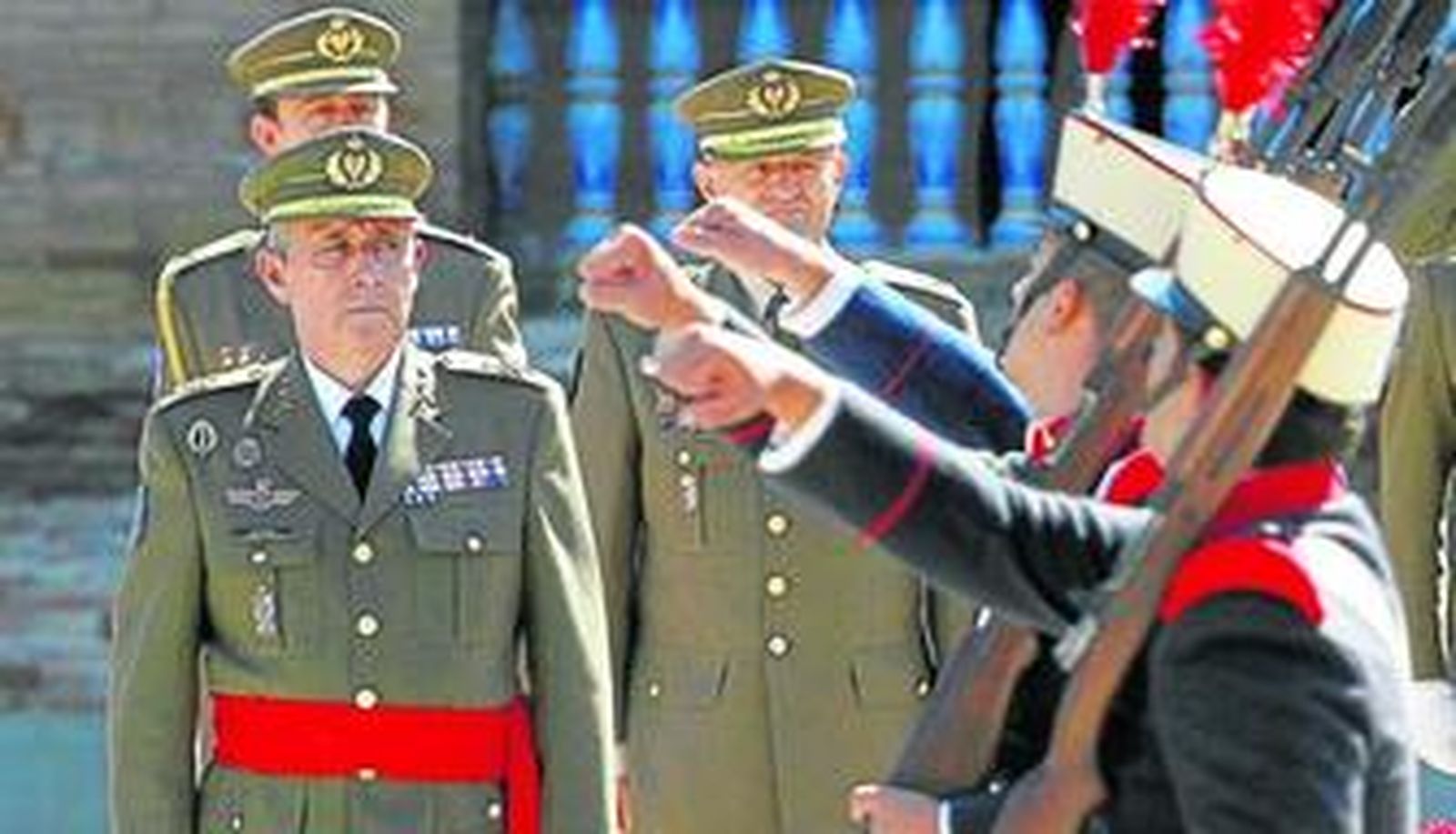 El teniente general Medina Cebrián durante el desfile.