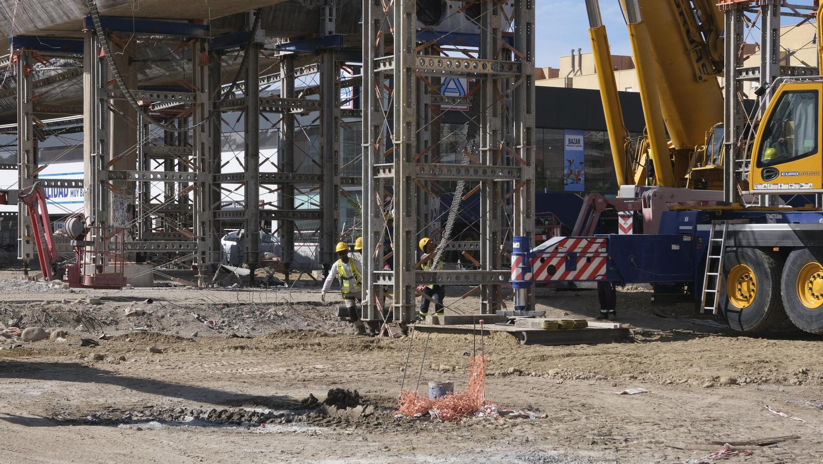 El Puente de la Avenida del Mediterráneo en su última fase de desmantelamiento, en imágenes