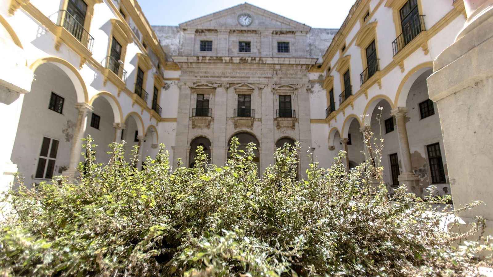 Interior del edificio de Valcárcel, abandonado desde hace años.