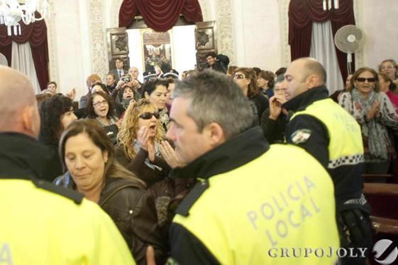Momentos de tensión en el último pleno del año en el Ayuntamiento de Cádiz por las protestas de las empleadas de Limasa, que fueron desalojadas por la Policía. 

Foto: Joaquin Hernandez Kiki