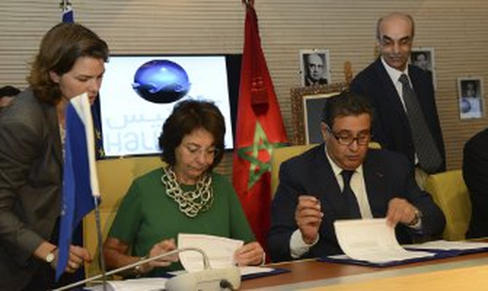 Un relleno con bloques de hormigón en la bahía enfrenta a Gibraltar y España