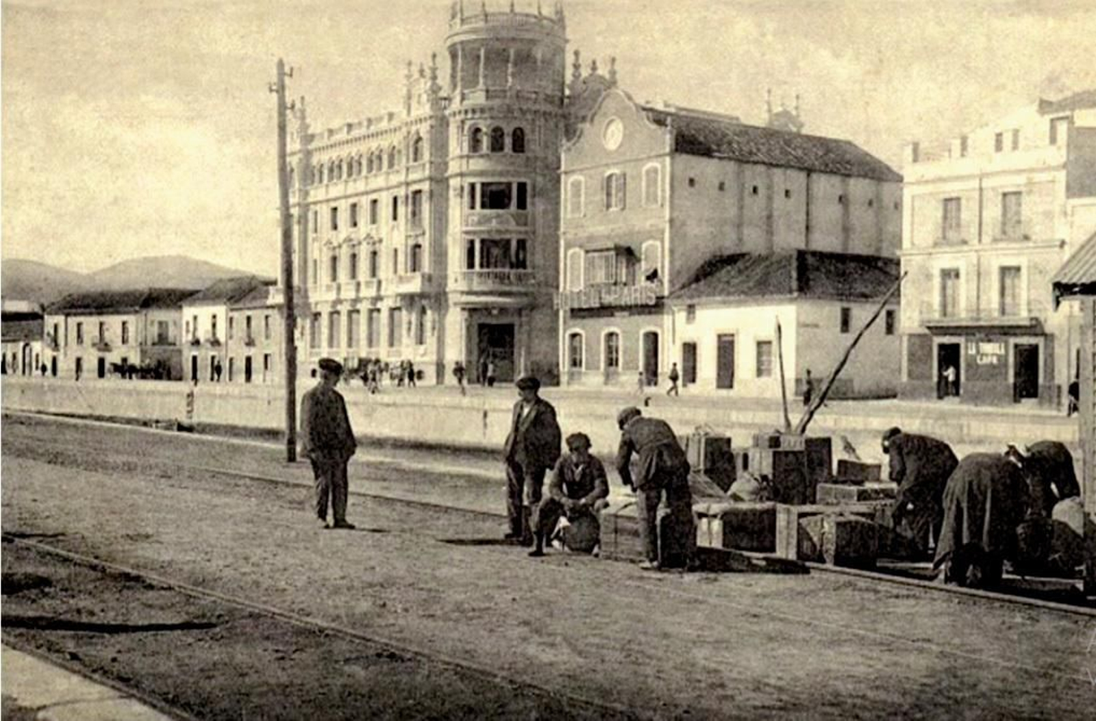 El Hotel Sevilla, en el margen del río de la Miel de Algeciras.