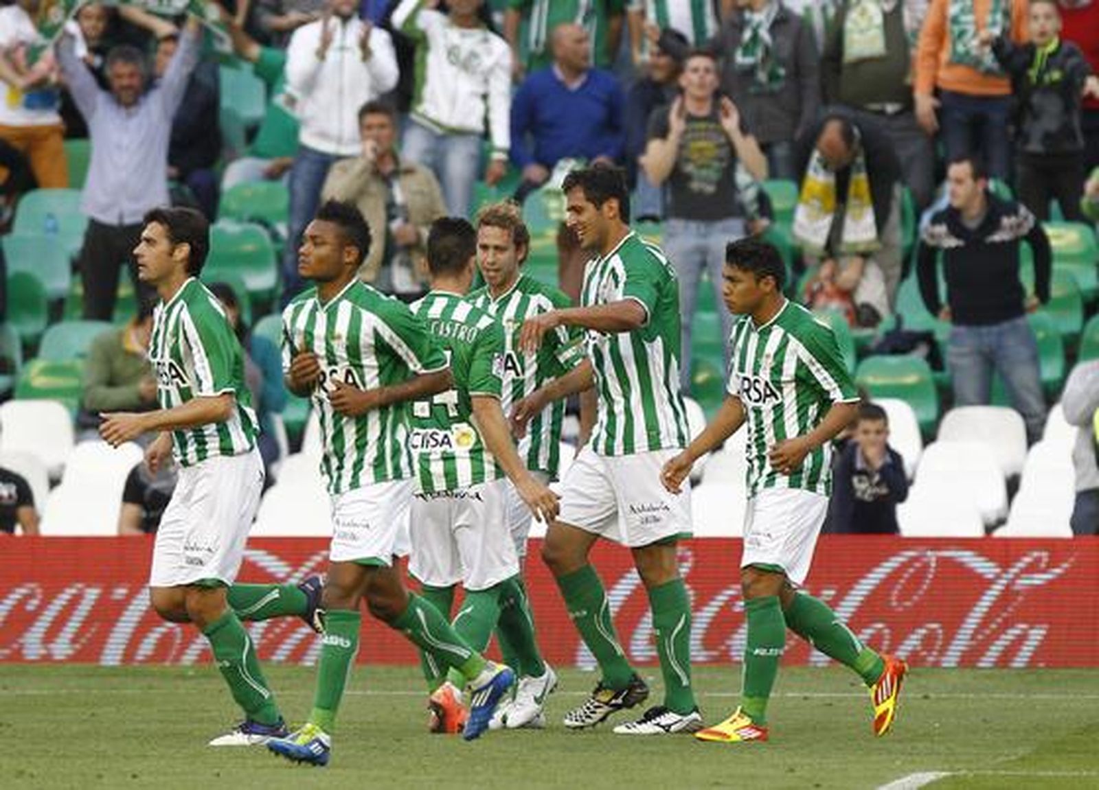 El Betis pierde una oportunidad para distanciarse del descenso y hundir al Racing de Santander (1-1). / Antonio Pizarro