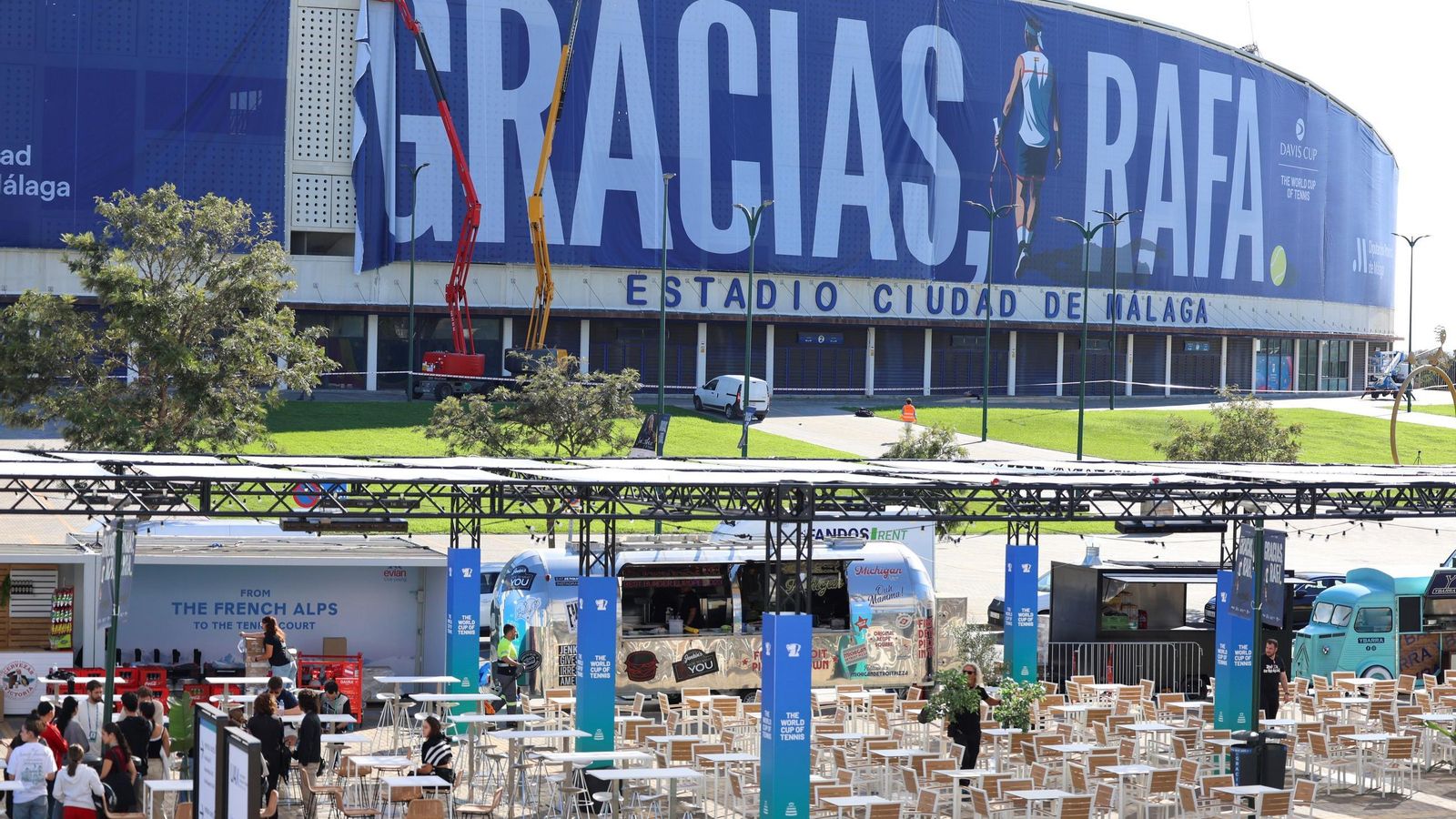 La pancarta de homenaje a Rafa Nadal en el Ciudad de Málaga, en imágenes