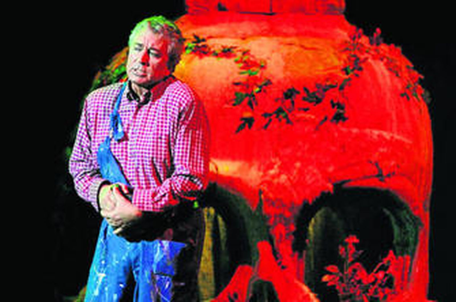 Paco Valladares durante una función de la obra Inés desabrochada en Córdoba.