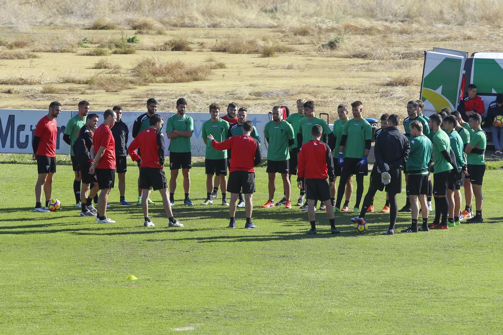 Merino charla con la plantilla antes de la sesión de entrenamiento de ayer.