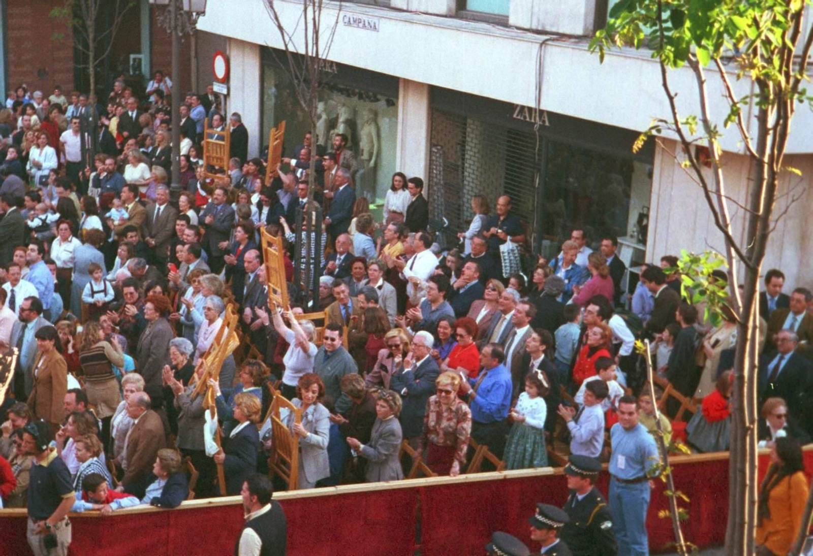 Los abonados de la Campana durante sus protestas.