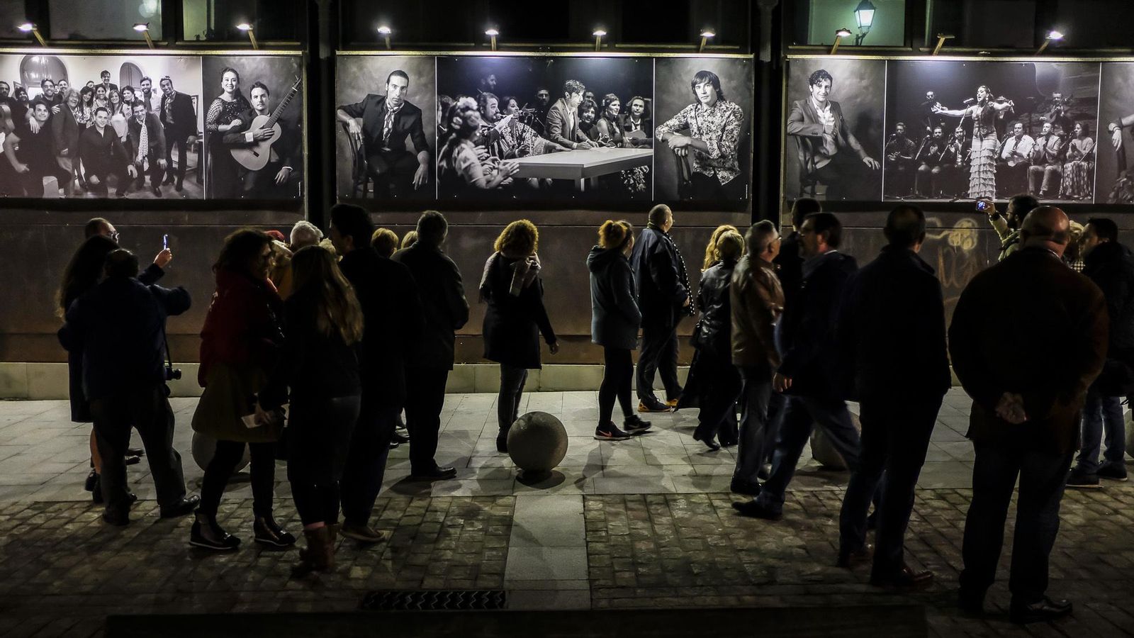 Una imagen de la exposición de Joaquín Hernández 'Kiki' en el exterior del centro flamenco de la Merced.