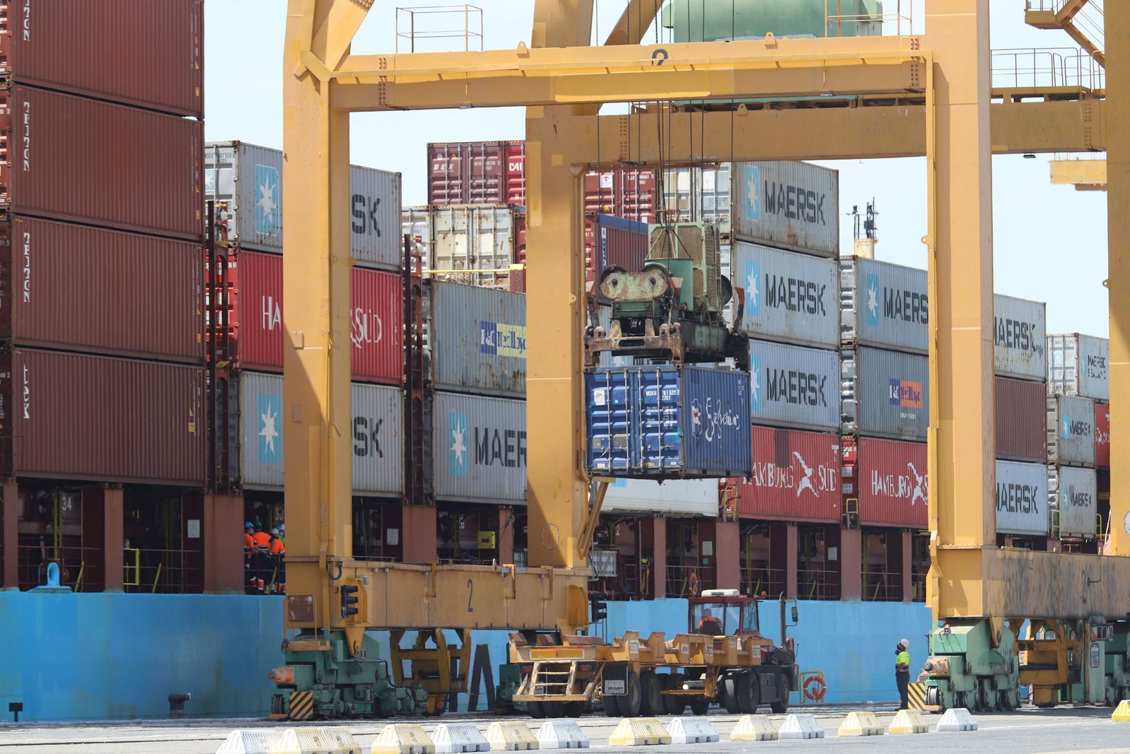 Imágenes de la llegada del buque Maersk al Puerto de Huelva, que abre las escalas con la línea entre Leixoes y Algeciras