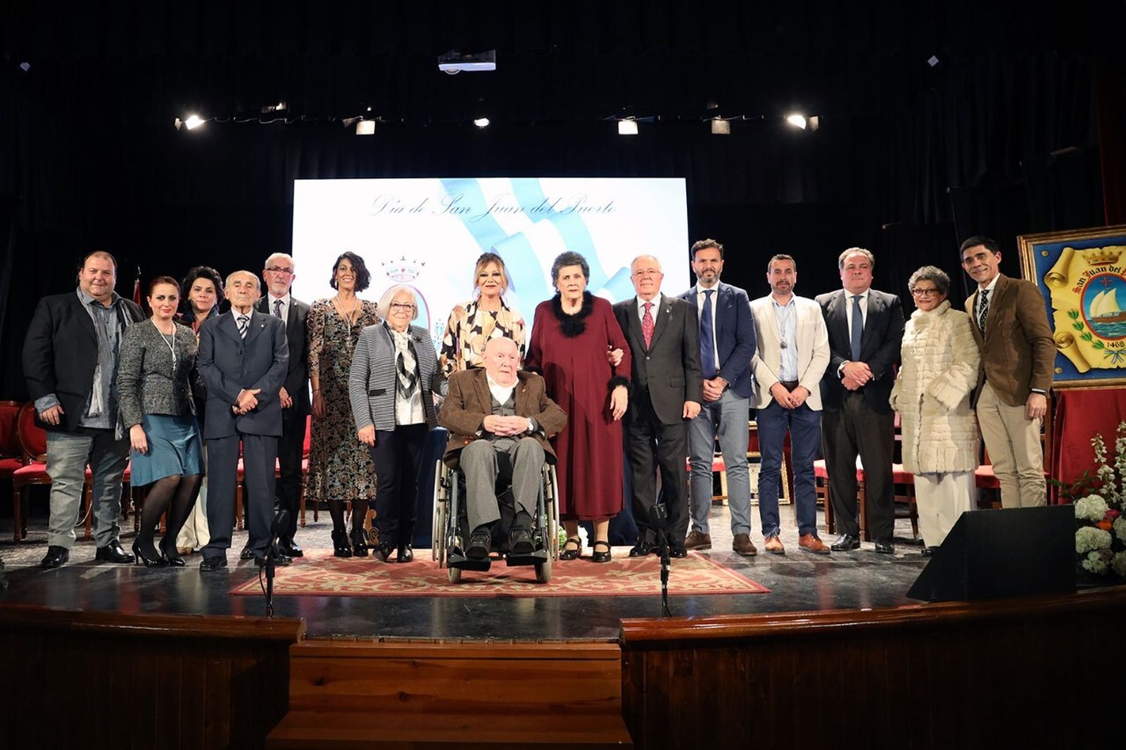 Foto de familia distinguidos Día de San Juan del Puerto 2023.