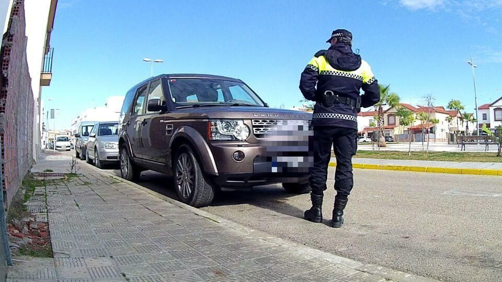 Un policía con uno de los todoterrenos recuperados.