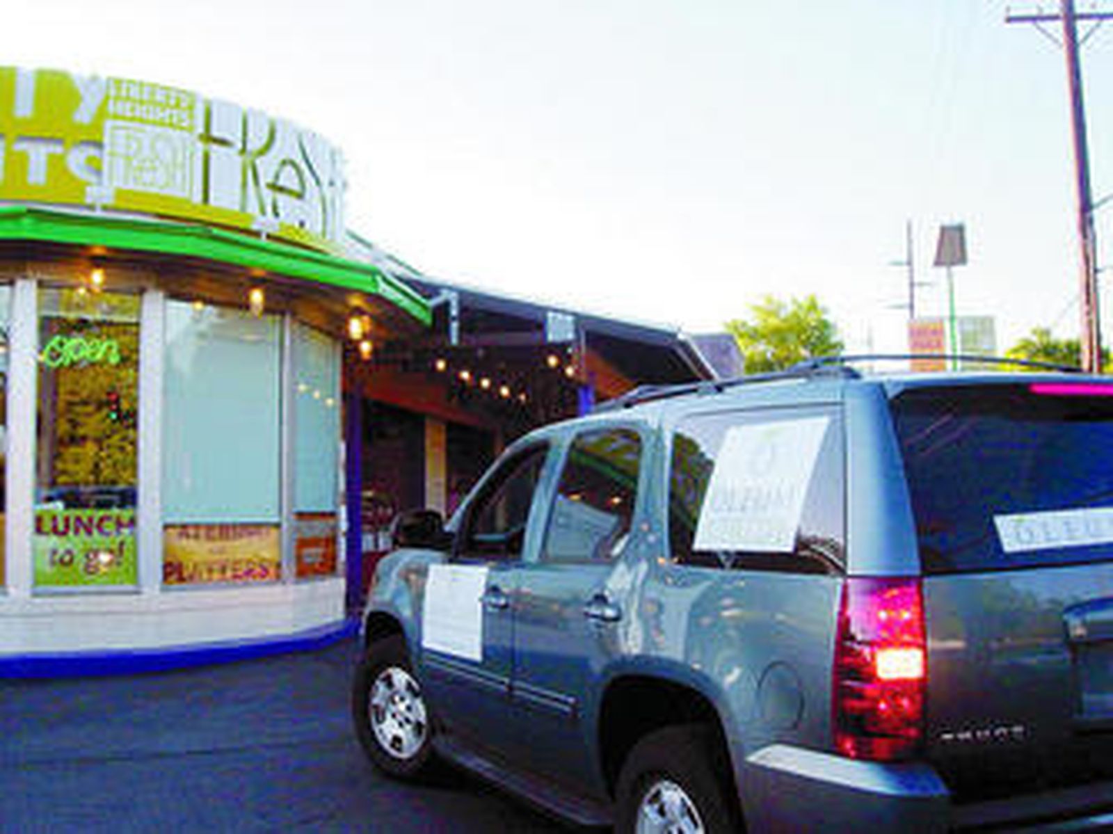 El coche de 'Oleum Viride', frente a 'Liberty Heights Fresh', la tienda que distribuye la firma en Salt Lake Ciy (Utah).