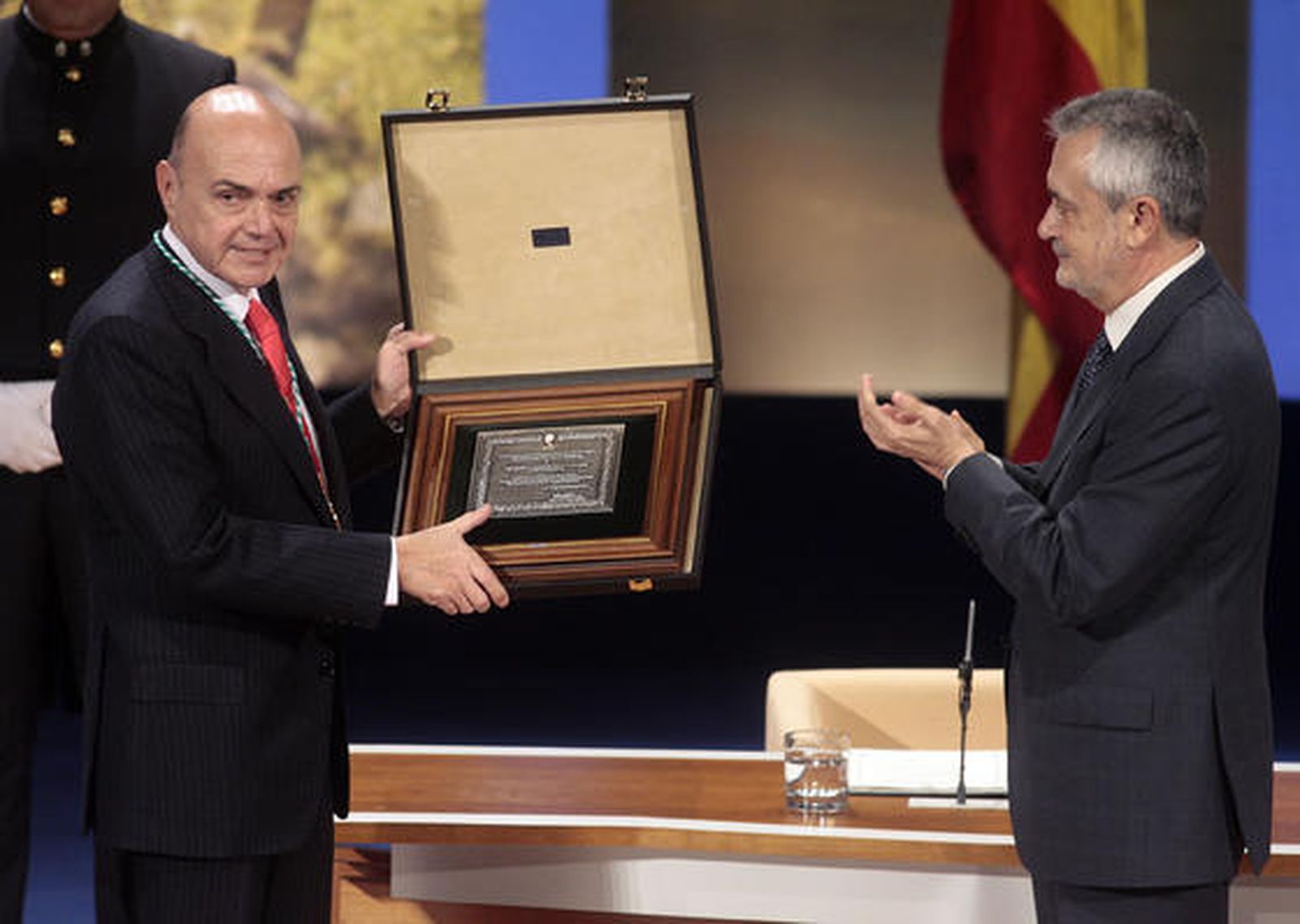 El presidente del Tribunal Superior de Justicia de Andalucía (TSJA), Augusto Méndez de Lugo, recibe el título de Hijo Predilecto de Andalucía. / Juan Carlos Muñoz · Juan Carlos Vázquez