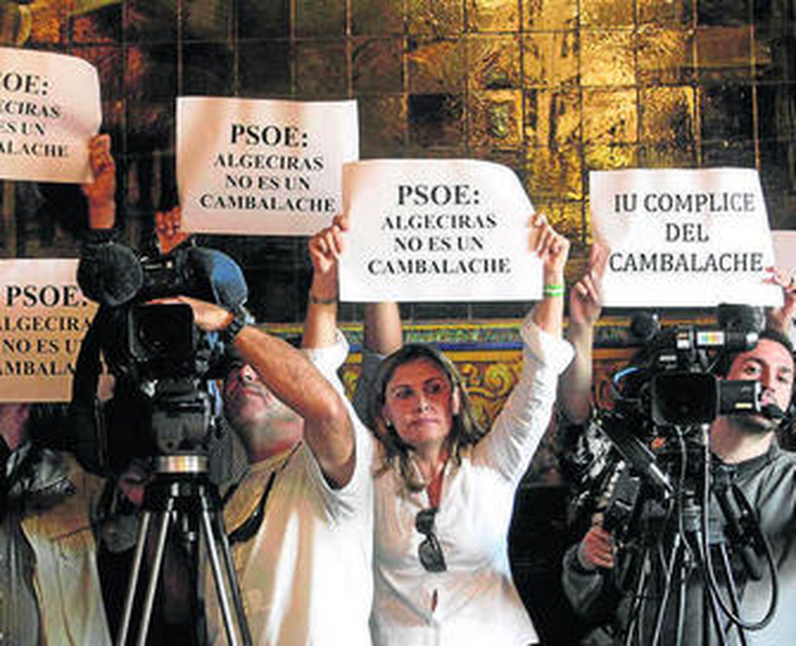 Imagen de la protesta, ayer, en la sesión plenaria de Algeciras.