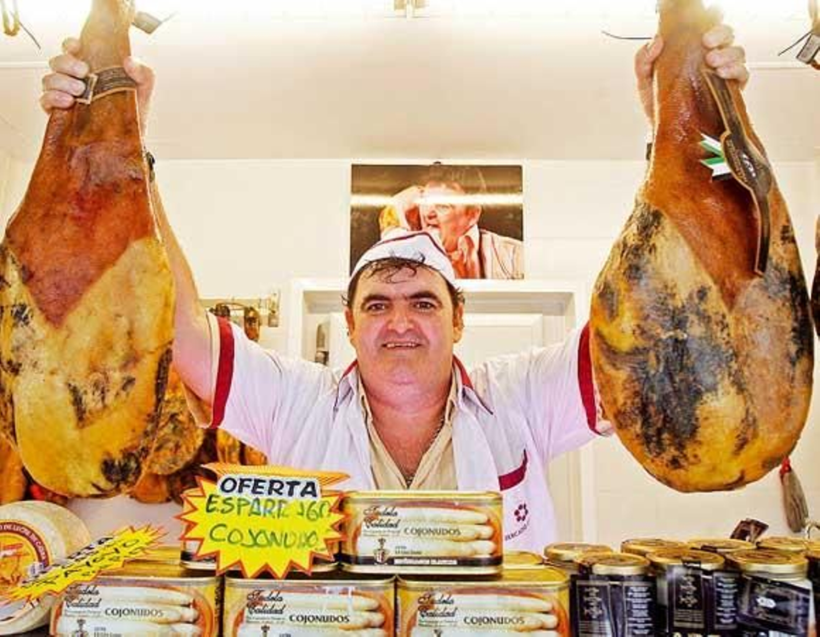 La Boutique del Jamón
Puesto 62
Propietaria: Ángel Barberá Carrasco
Género: En Casa Ángel no falta el jamón de pata negra
Acercarse a Casa Ángel, La Boutique del Jamón, es un auténtico placer para el paladar. Jamón de pata negra procedente de Monesterio (Badajoz), queso manchego, picante, añejo y, por supuesto, toda clase de Payoyos de la Sierra de Cádiz: al romero, en manteca, puro de oveja, de cabra o al pimentón. 
La calidad está asegurada en esta boutique gastronómica, además, a un precio asequible. No es de extrañar que la clientela de Casa Ángel sea fiel. 

Foto: Joaquin Pino