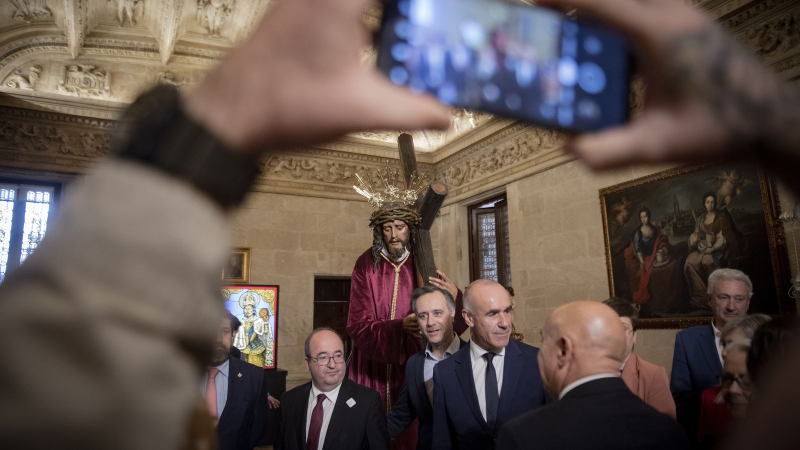 El ministro Iceta y el alcalde inauguran las exposiciones en el ayuntamiento para Semana Santa