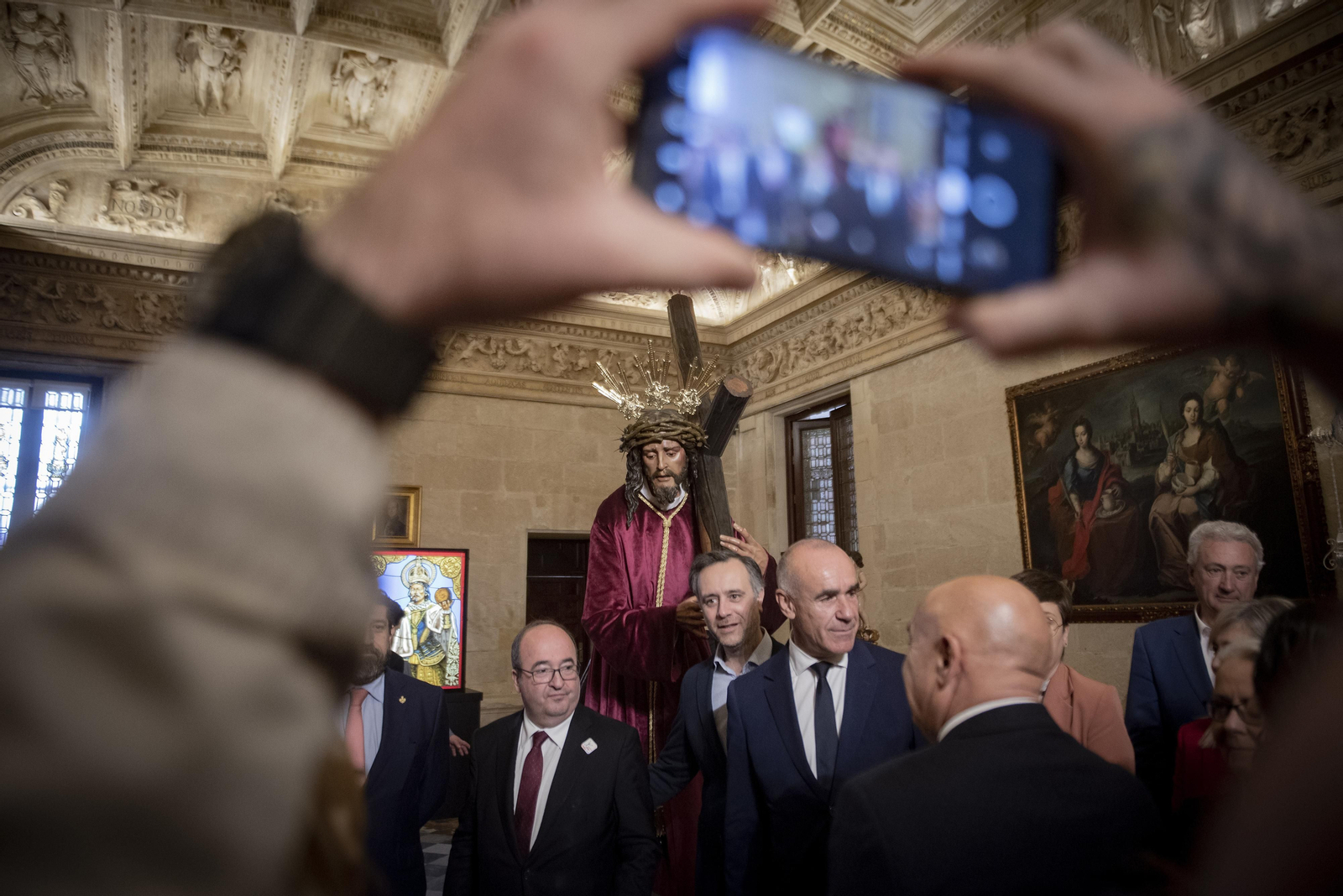 El ministro Iceta y el alcalde inauguran las exposiciones en el ayuntamiento para Semana Santa