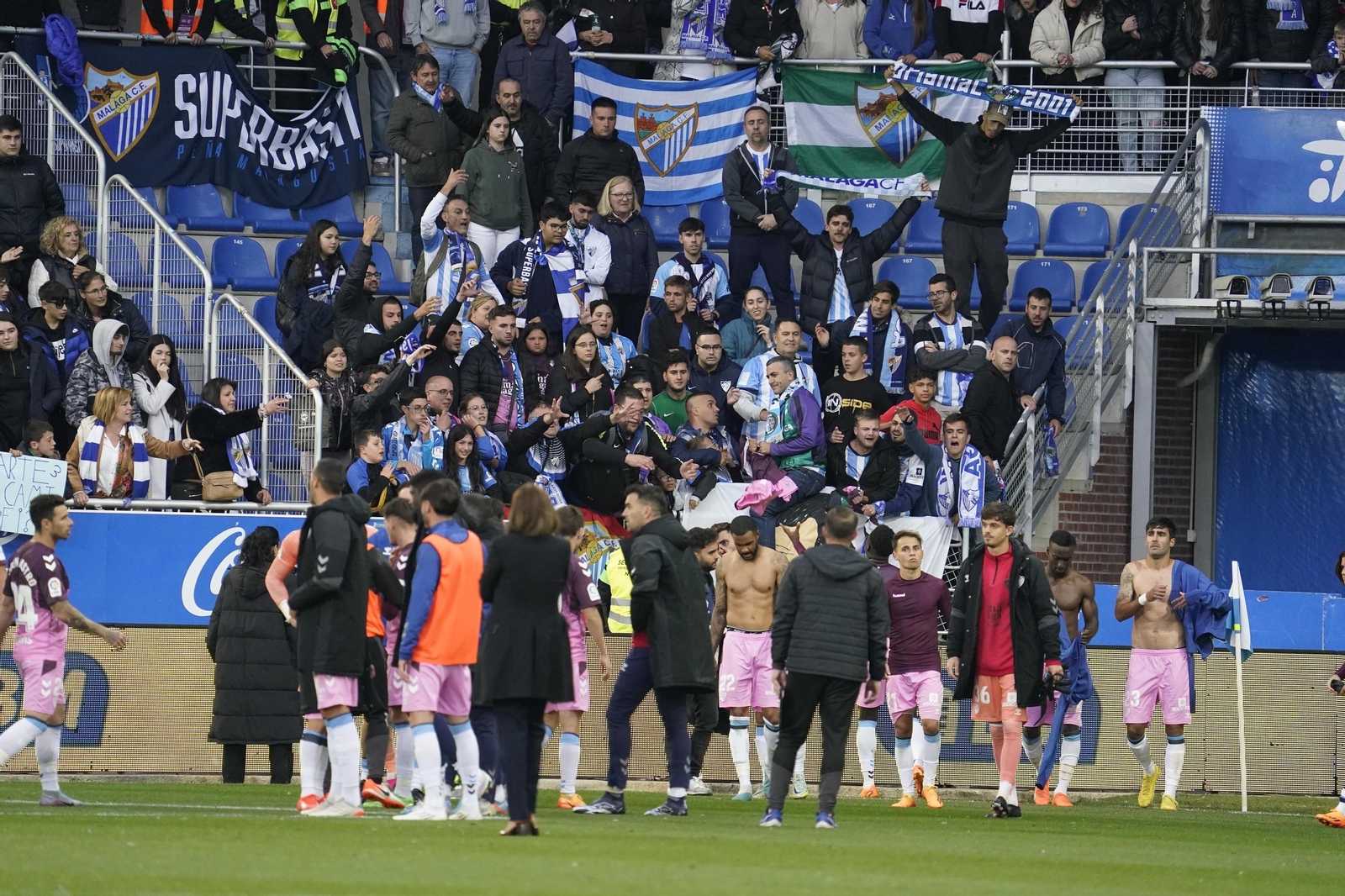 El Málaga, con los aficionados en Vitoria. El Málaga, con los aficionados en Vitoria.