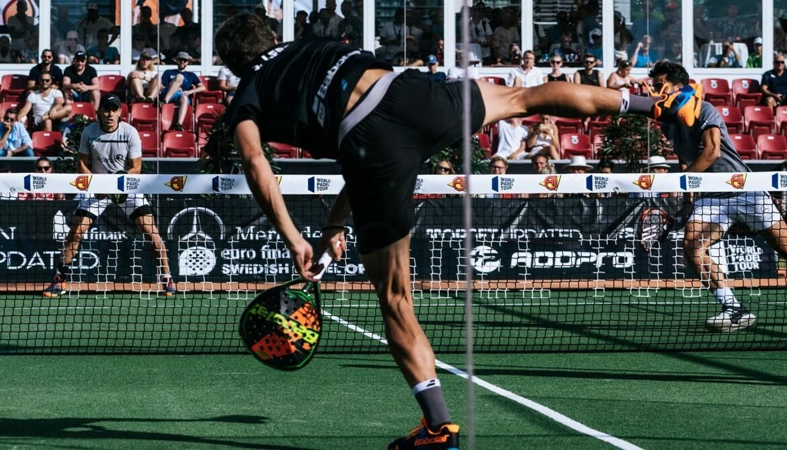 Espectacular remate de Lebrón, de espaldas, frente a Mieres y Galán.