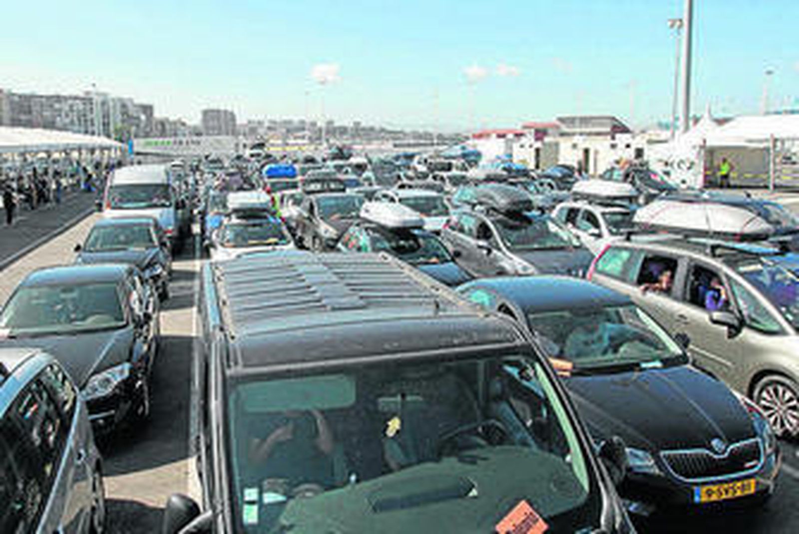 Vehículos estacionados esperando embarcar en el puerto de Algeciras.