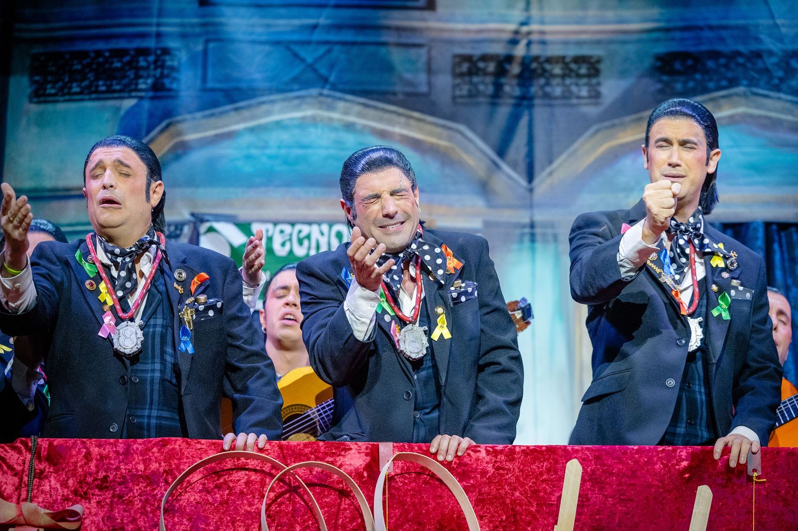 La chirigota del Bizcocho y Pablo de la Prida, en su pase de semifinales.