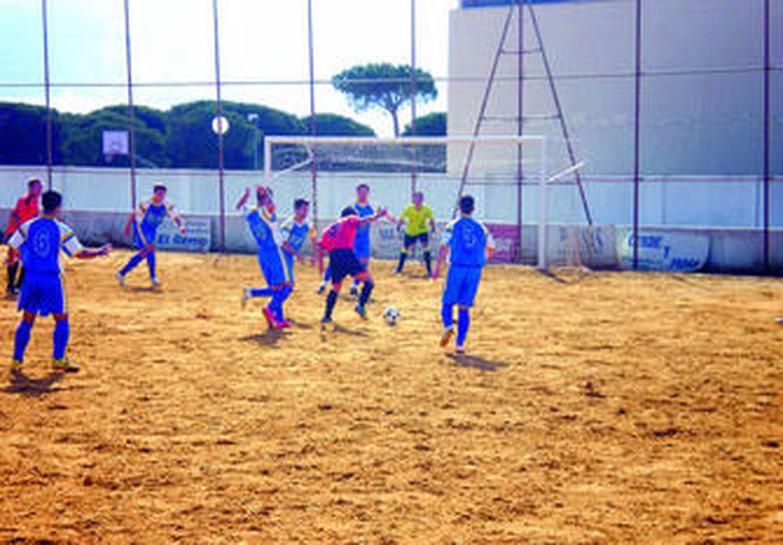 El campo, con abundante arena, estaba impracticable.