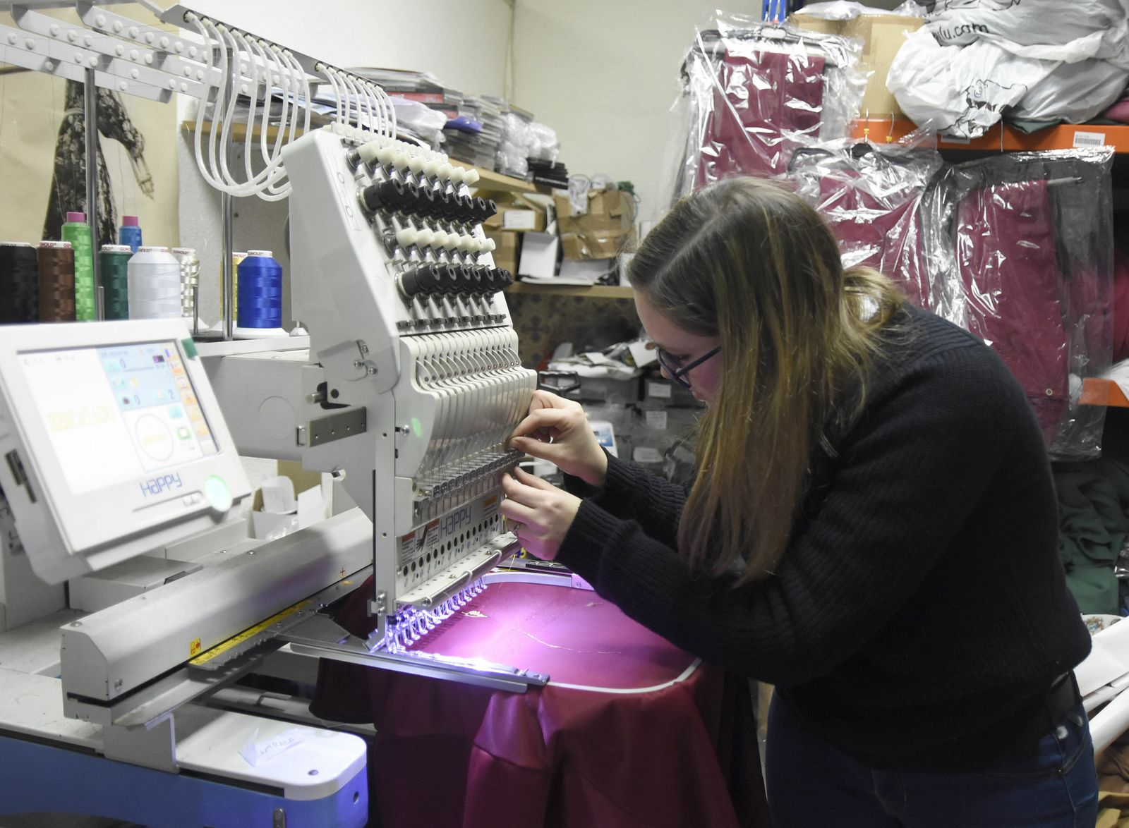Una joven traba en costura