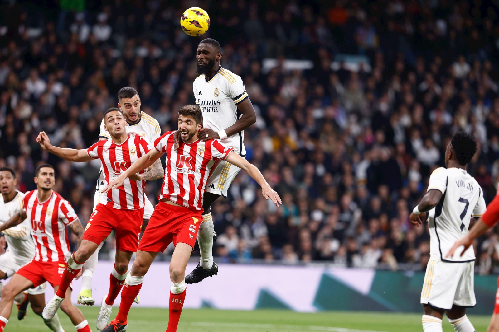 Rüdiger se apoya en Édgar y Joselu empuja a Kaiky en una acción que acaba en penalti del brasileño