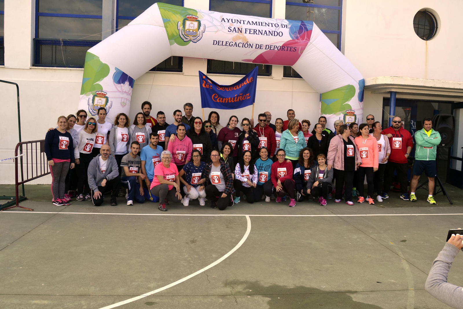 Foto de familia tras la prueba celebrada esta mañana en el colegio Servando Camúñez a favor de Save The Children.