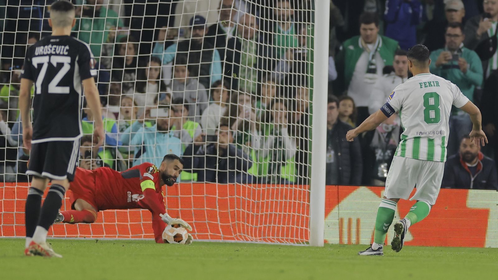 Fekir lanza el penalti que para el guardameta Vaná.