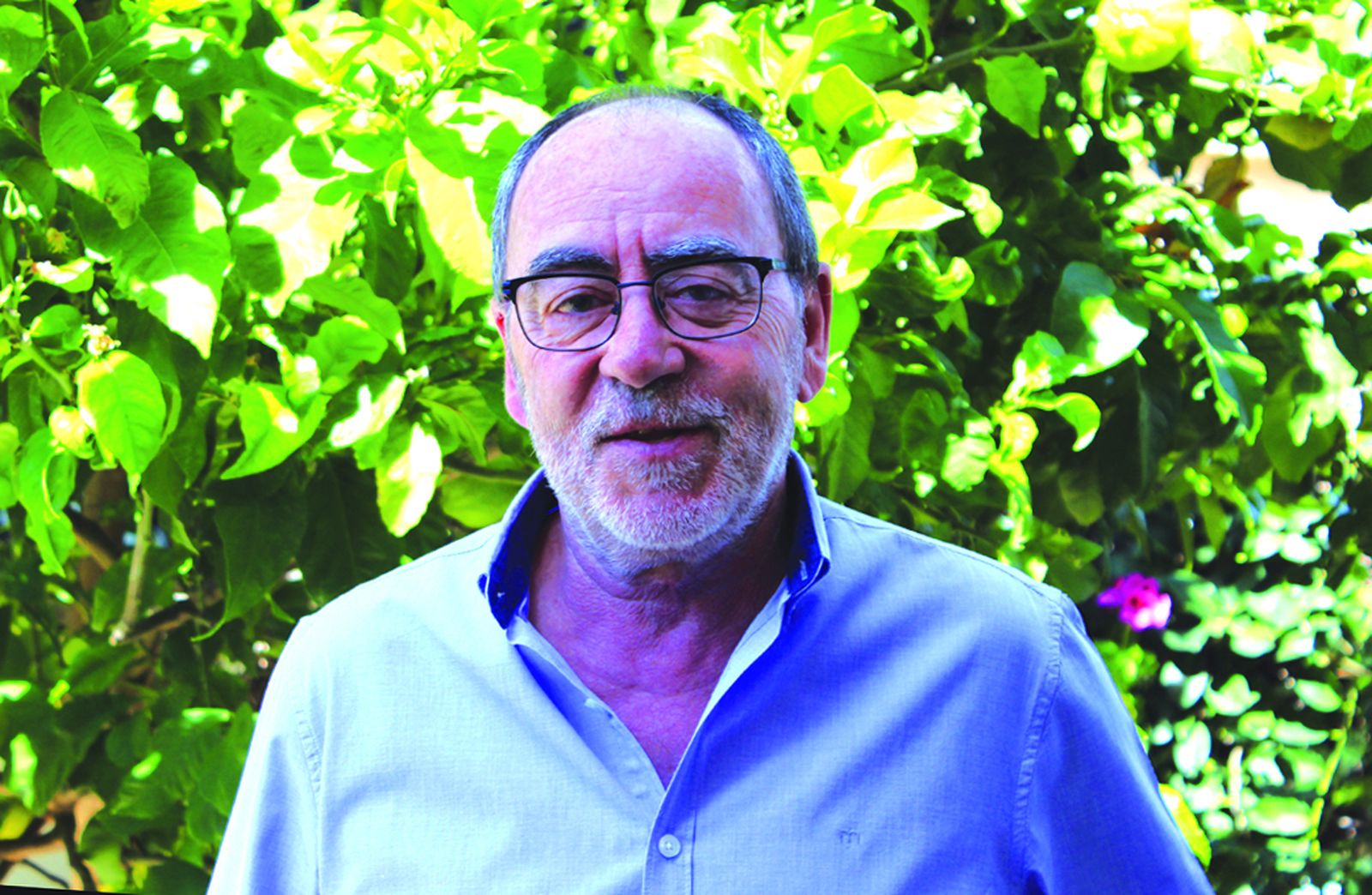 Francisco Muñoz Mora presenta su libro 'Papeles revueltos'.
