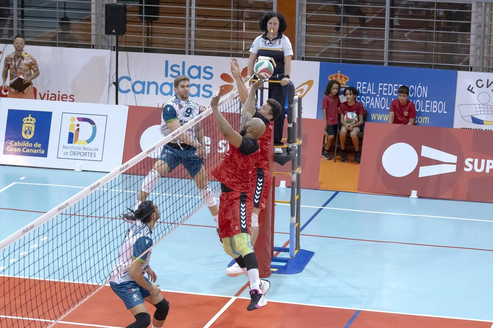 El ahorrador Pepe Villalba consigue superar el intento de bloqueo de los canarios en una acción del encuentro.