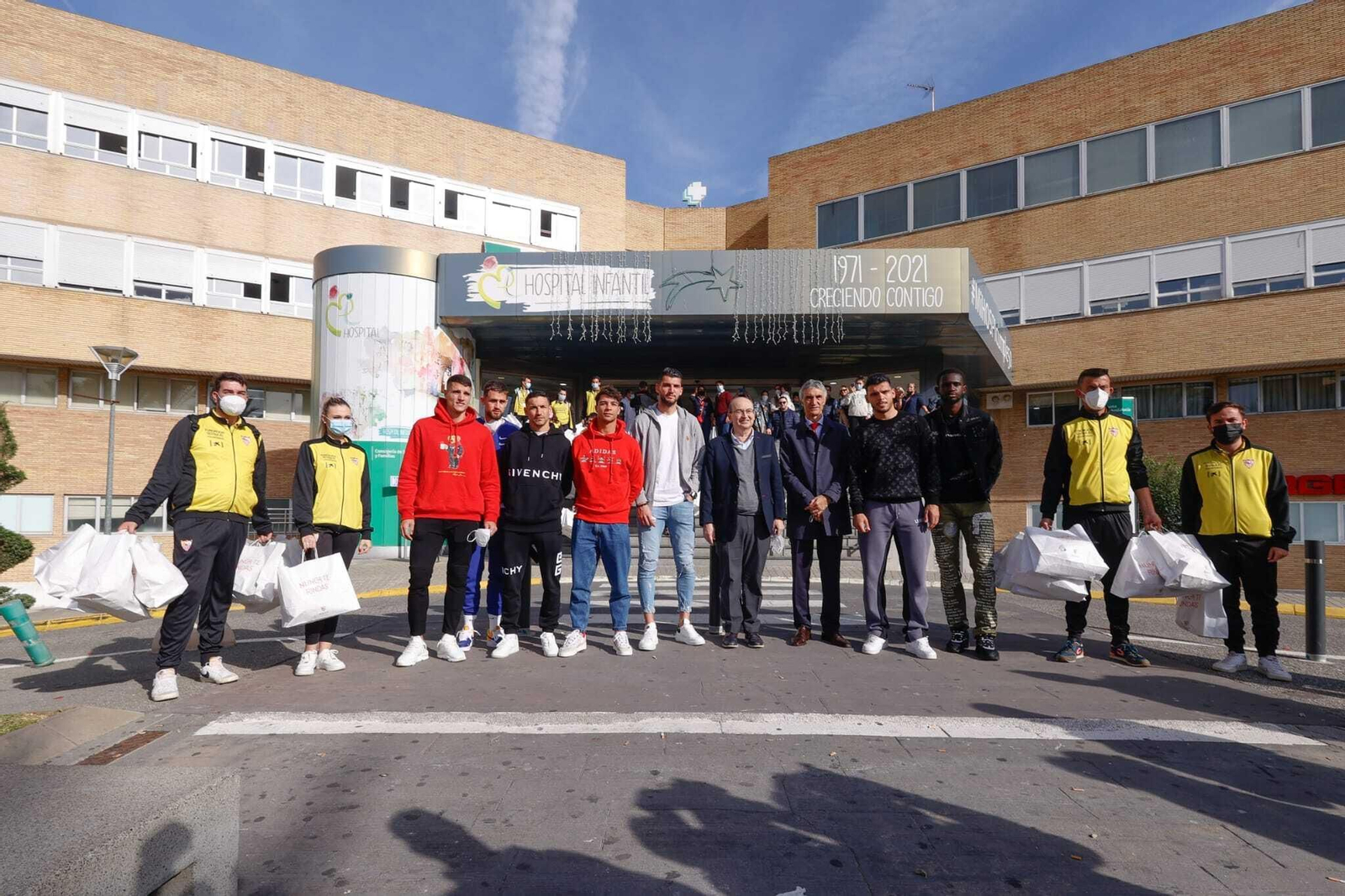 Representación del Sevilla que ha visitado este lunes el Hospital Infantil del Virgen del Rocío.