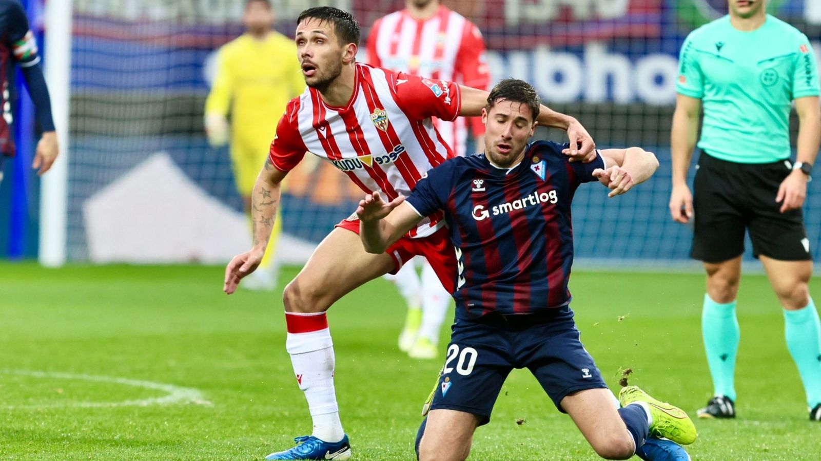 Nelson Monte combate con Javier Martón en el duelo entre eibarreses y almerienses.