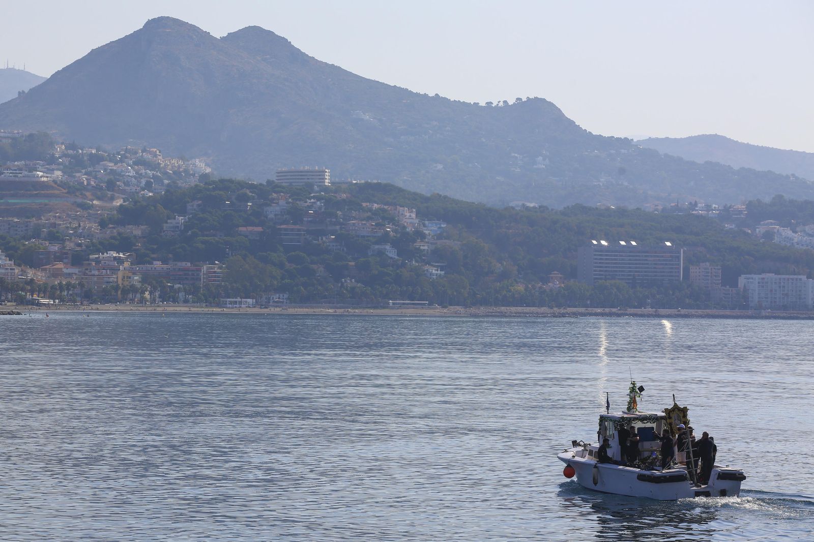 Una embarcación frente a la costa de Málaga.