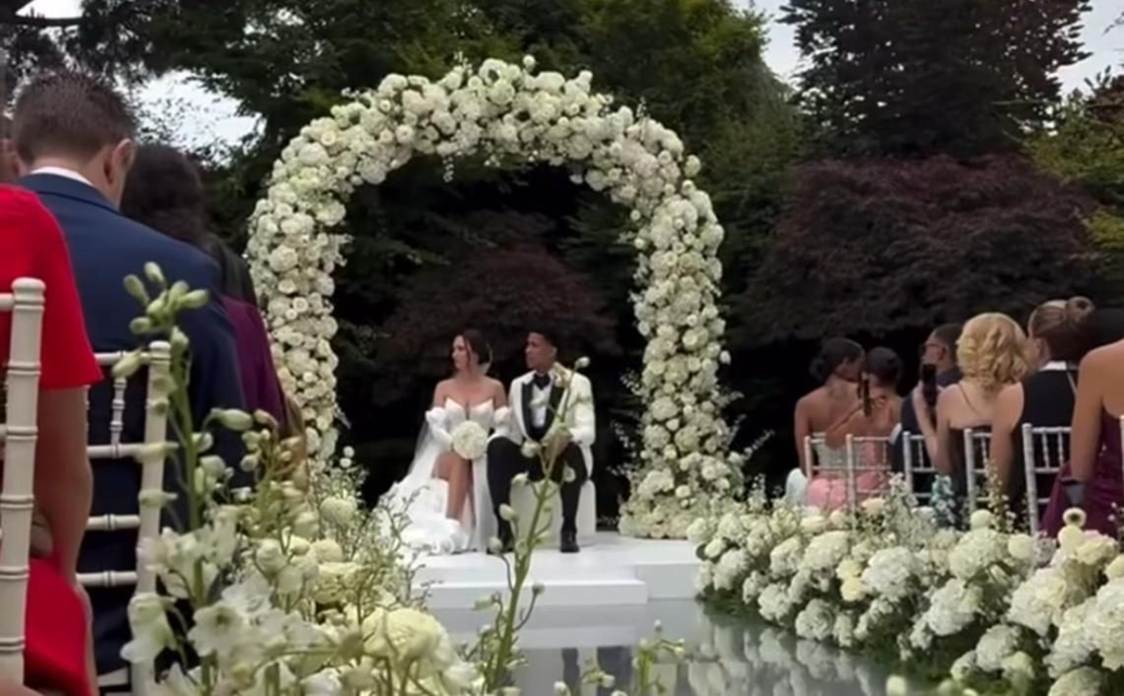 Tyson Pérez, un fin de semana redondo: Renovación y boda con compañeros del Unicaja Tyson Pérez, un fin de semana redondo: Renovación y boda con compañeros del Unicaja