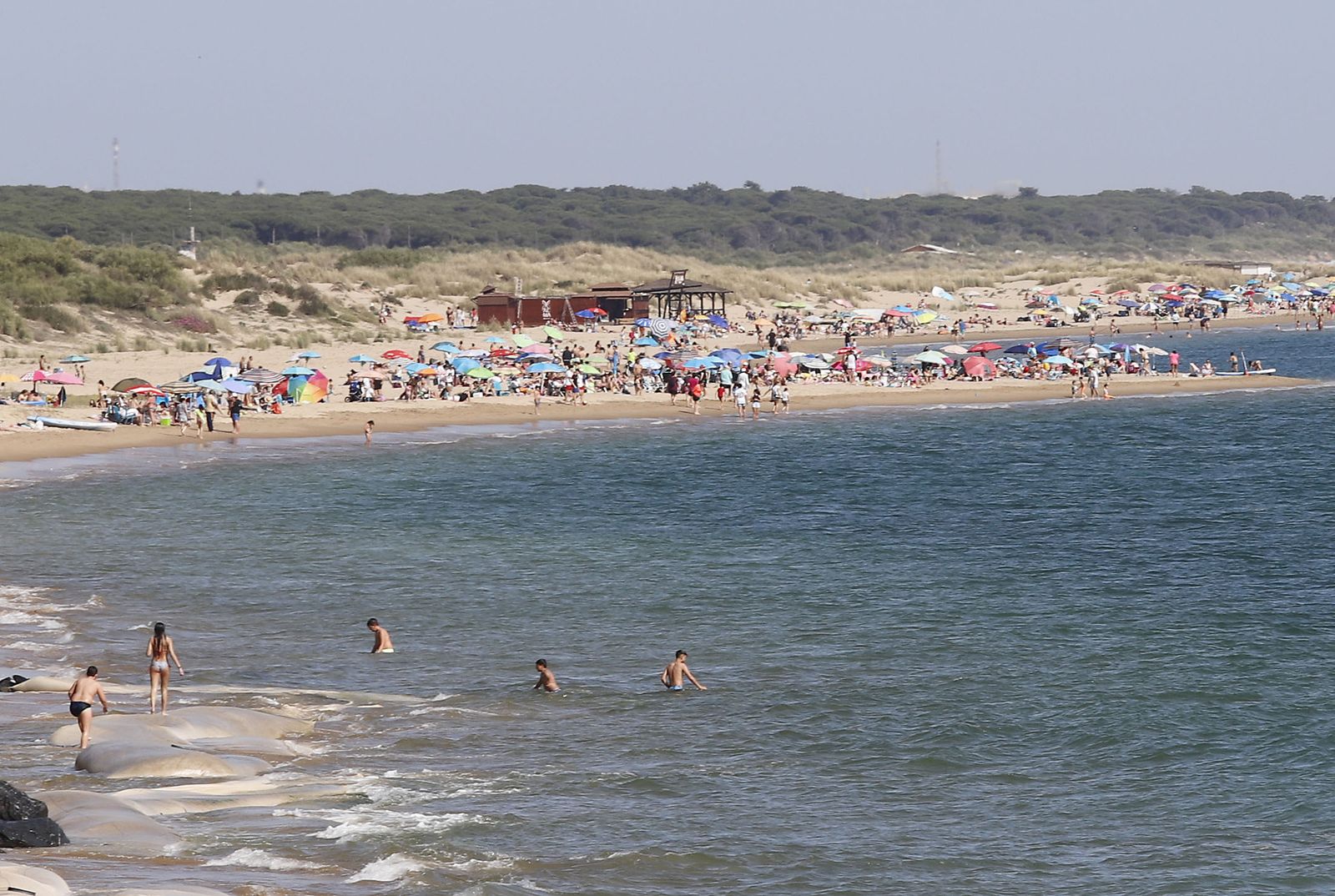 Vista general de las playas del Portil durante la jornada de este sábado.